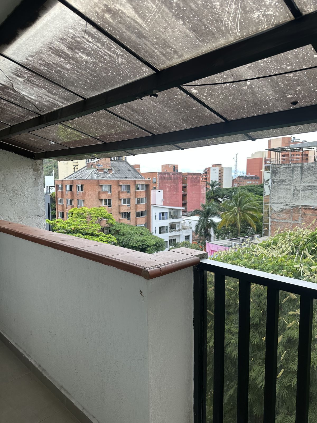 Vista desde el balcón hacia los edificios y el verde de El Peñón